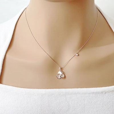 Chomel Flower Mother of Pearl Necklace 3