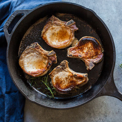 Lodge Classic Seasoned Cast Iron Skillet (12"/30.48cm) 4