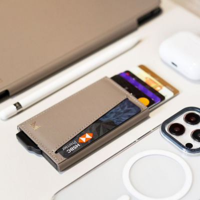 Monocozzi LUCID Refined  Magnetic Metal Card Protector for iPhone 4