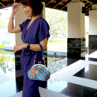 COCOONESE Acrylic Chain Handle Clasp Sling Bag - Jlamprang (Blue) 6