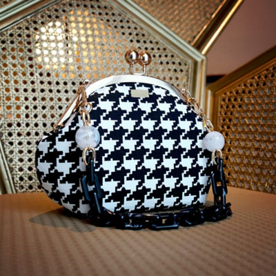 COCOONESE Acrylic Chain Handle Clasp Sling Bag - Houndstooth Check (Black) 5