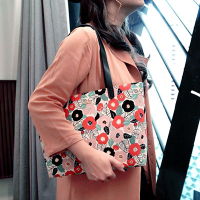 COCOONESE Zipper Top Tote Bag - Tsubaki Garden (Red) 4
