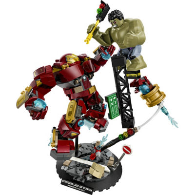 LEGO Marvel 76343 Epic Battle: Hulkbuster vs. The Hulk 3